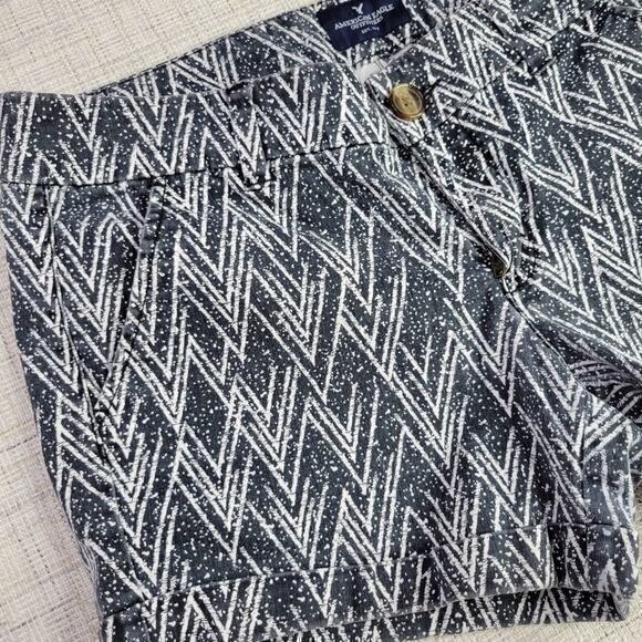 American Eagle Chevron Midi Stretch Shorts Black White Size‎ 8 - Picture 2 of 5